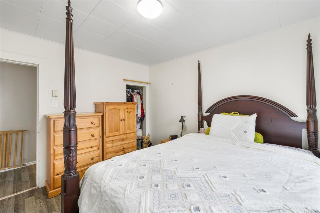 listing image 16048760300179944673