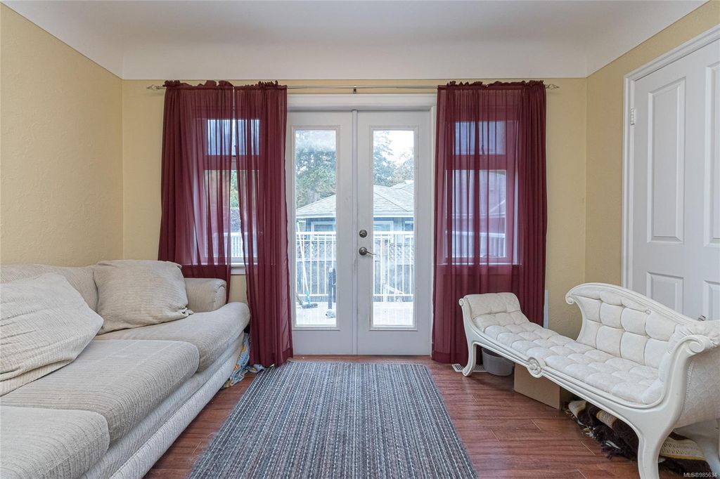 listing image 16044240915163836293