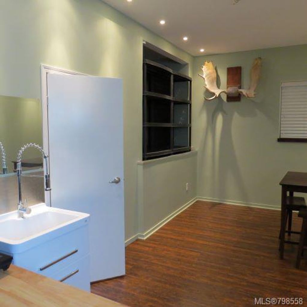 listing image 16044709138437388384