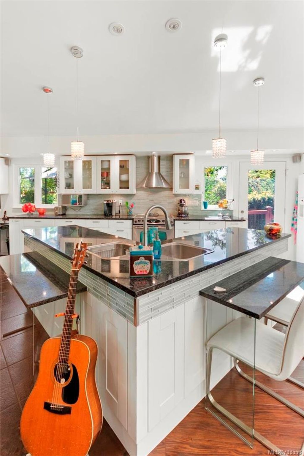 listing image 16041369936551421492