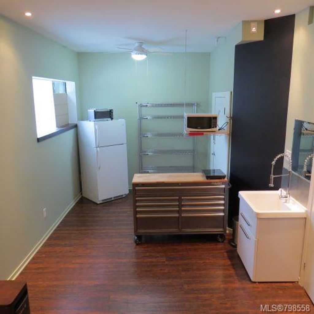 listing image 16045642754153060872