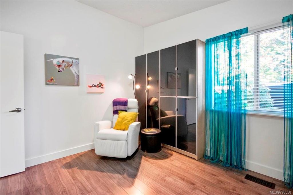 listing image 16043319932235798593