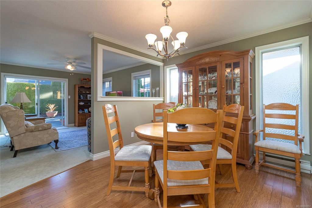 listing image 16046819253732508380