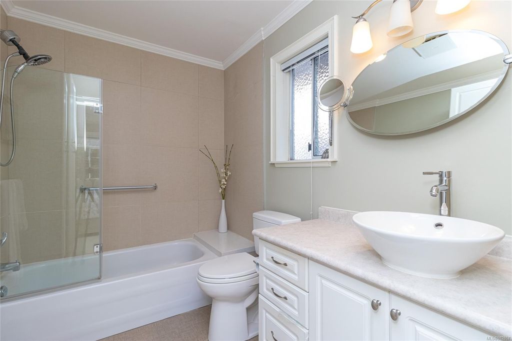 listing image 16049606109967417850