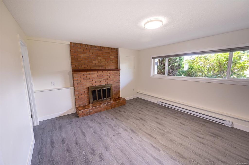 listing image 16048268785243844352