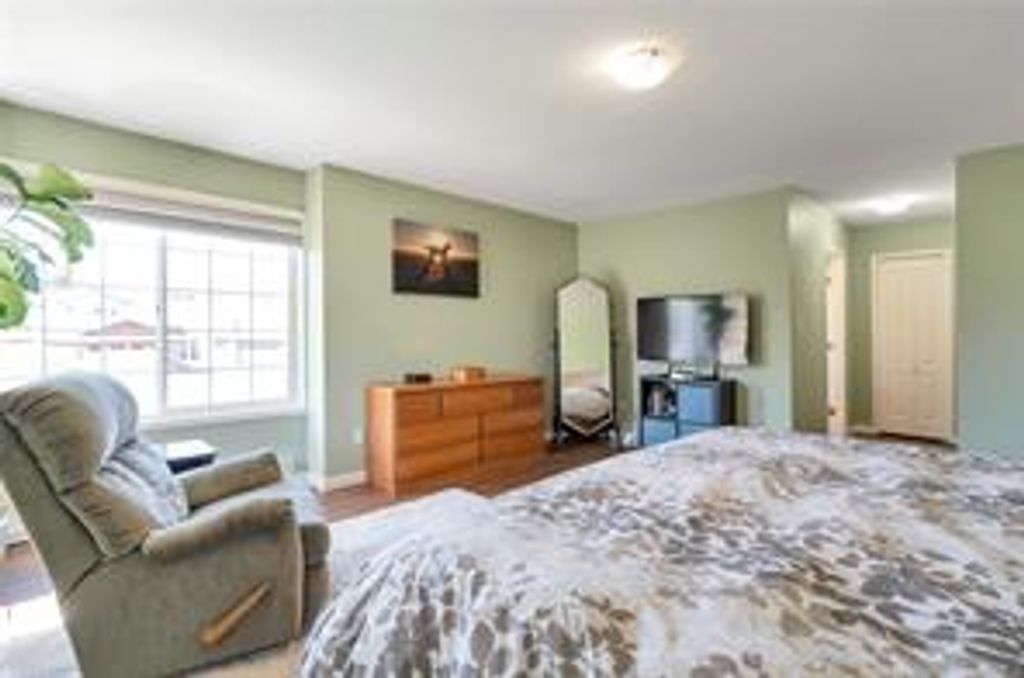 listing image 16047842901173397024