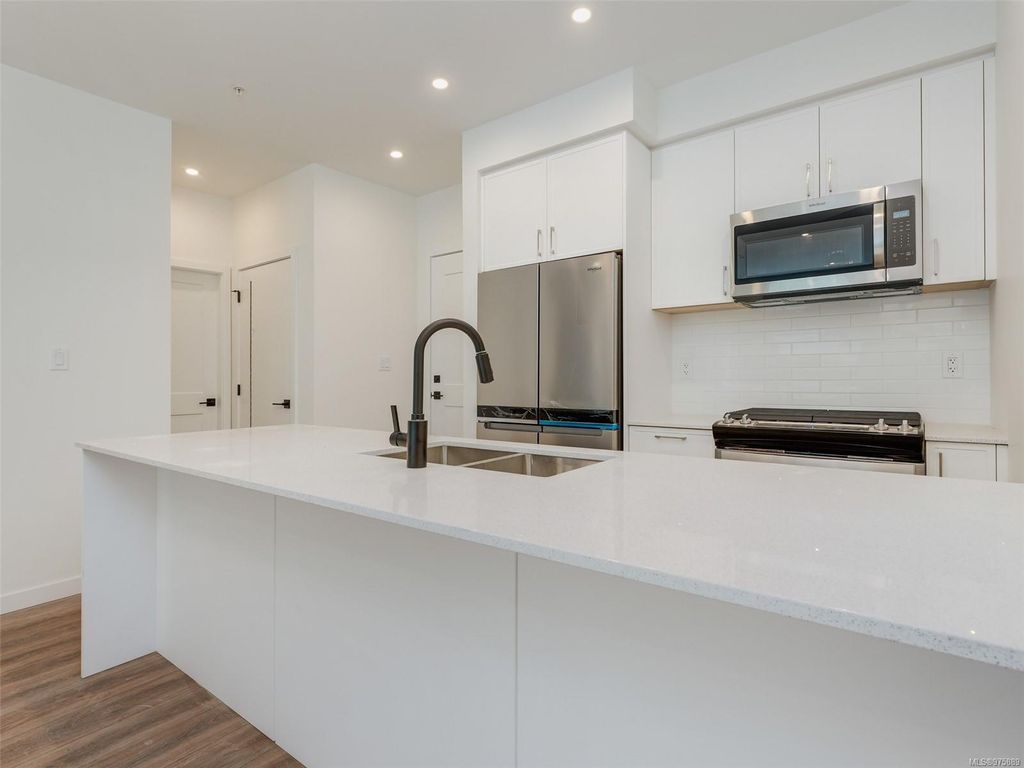 listing image 16047034638805924414