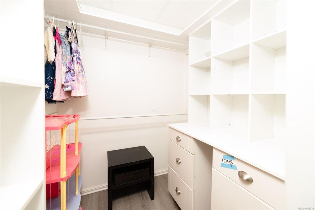 listing image 16041025794590459375