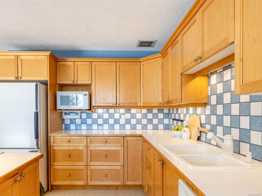 listing image 16049102791003252863