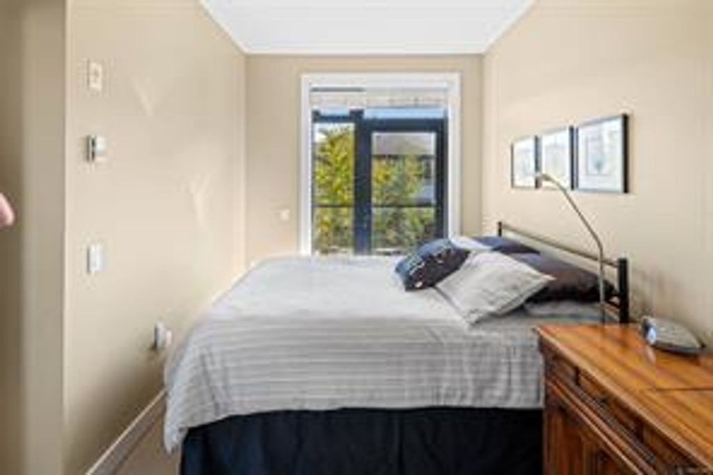 listing image 160436453828