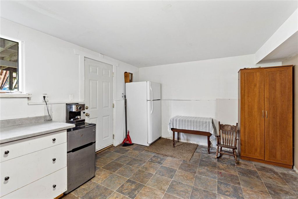 listing image 16048307726445822829