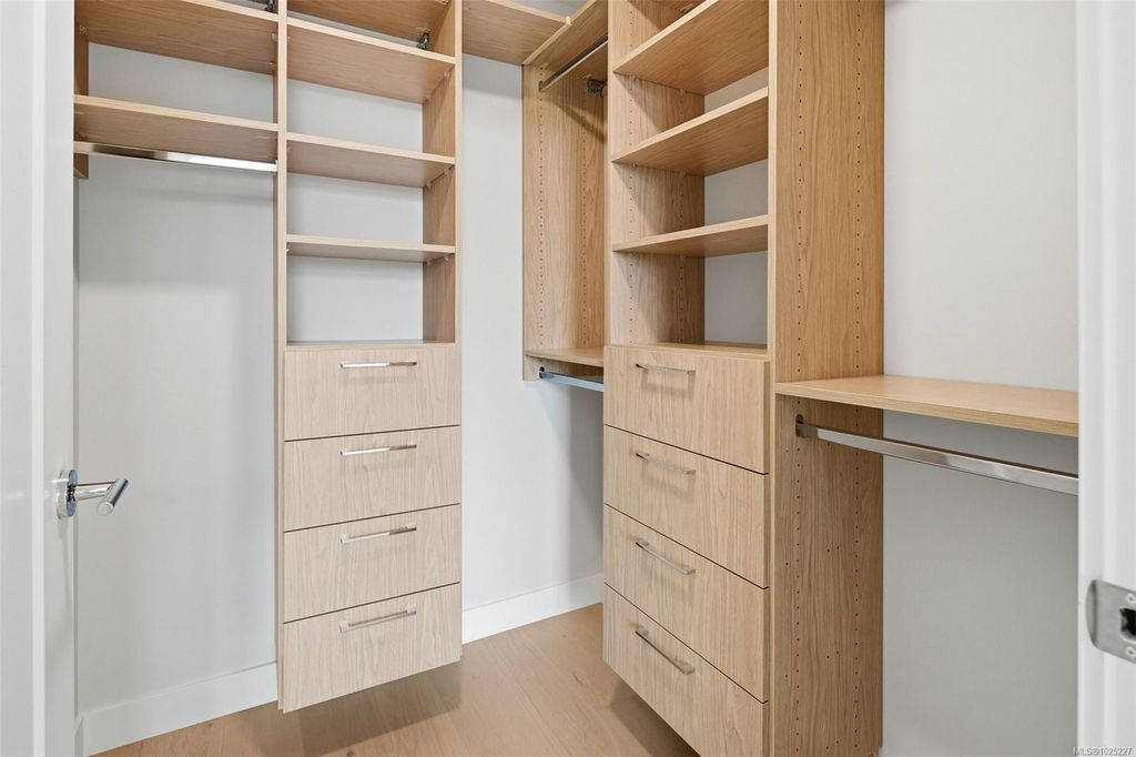 listing image 16041479679354073710