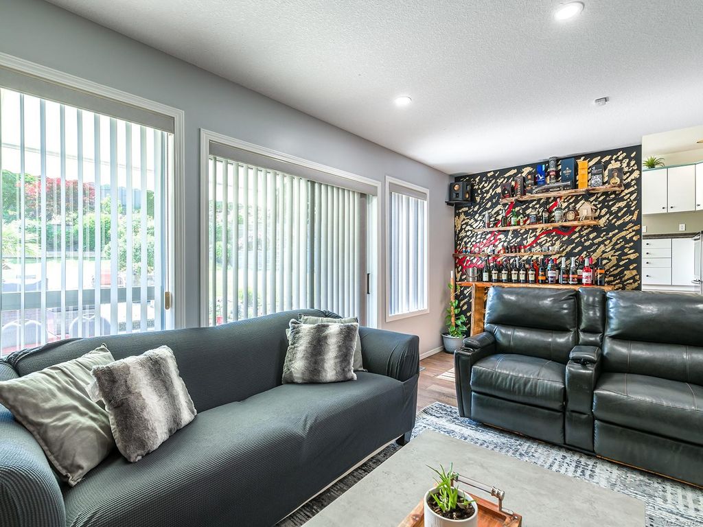 listing image 16047221348830815482