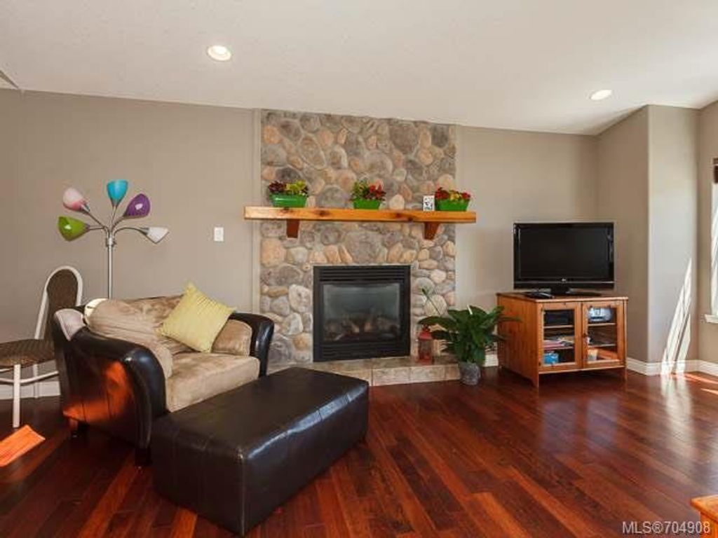 listing image 16048370195243563333