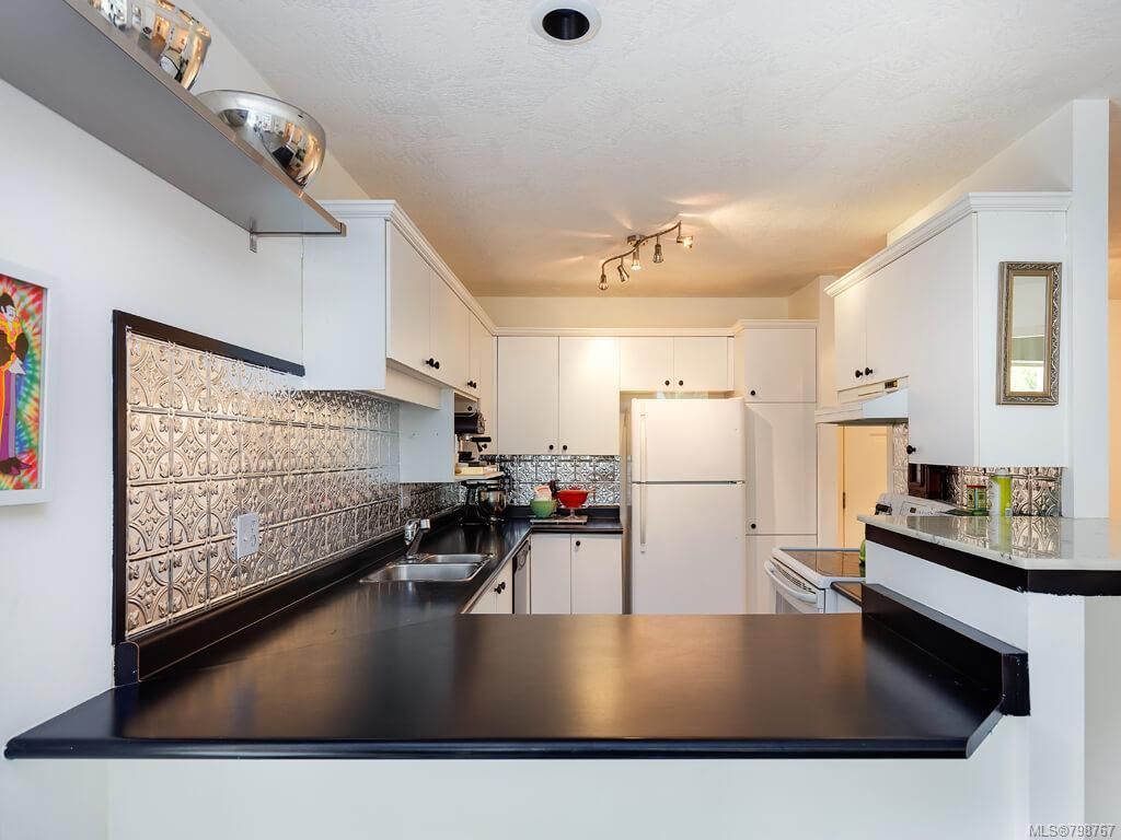 listing image 16043225166853896303