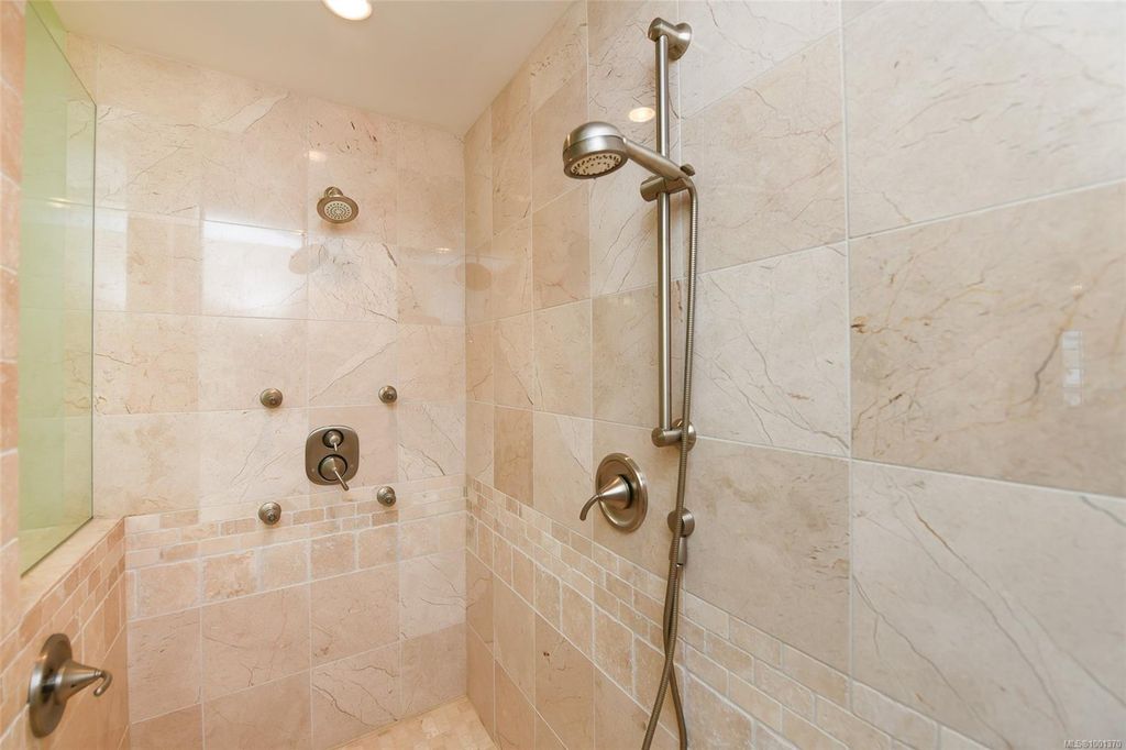 listing image 16042342077347508446