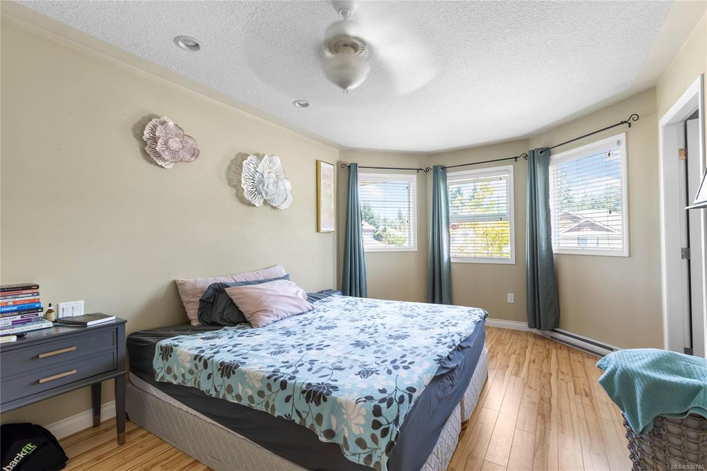 listing image 16040663354561835699