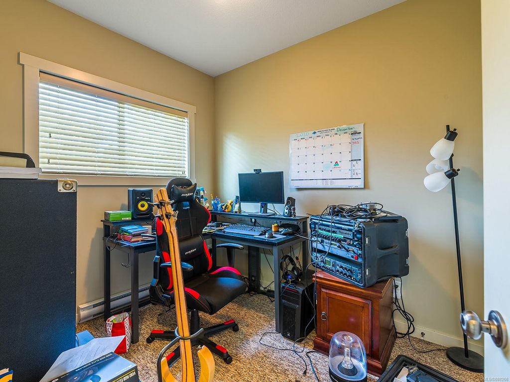 listing image 16048947325955921481