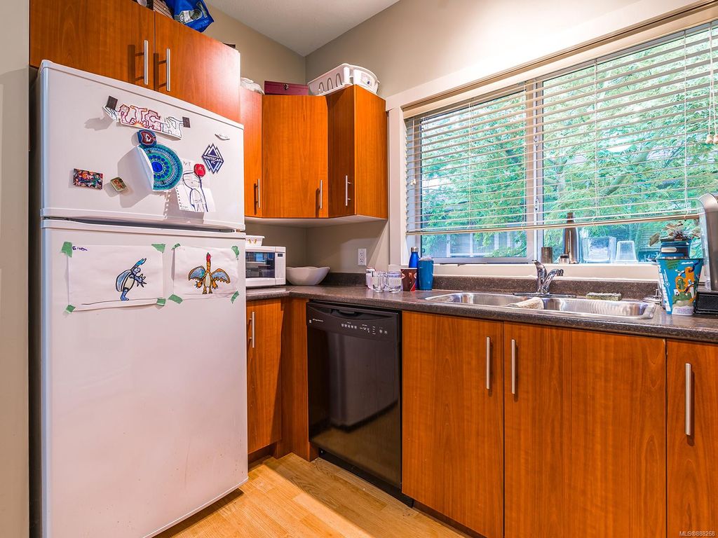 listing image 16041130792957147602