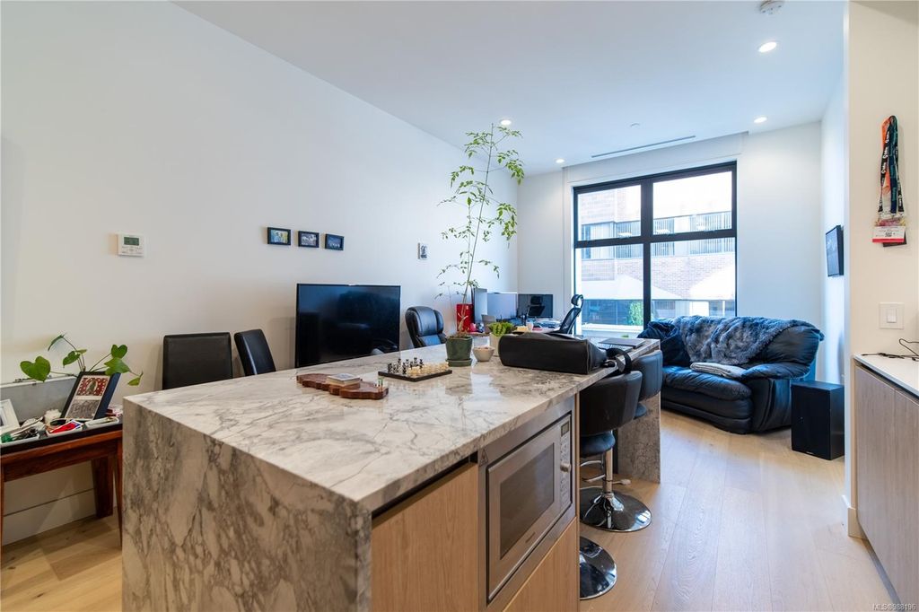 listing image 16048617680364831906