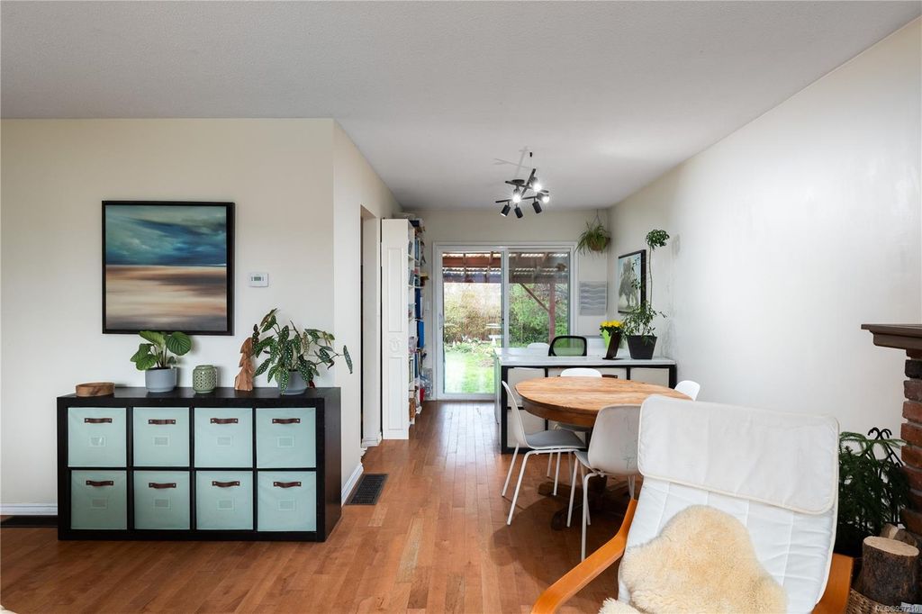 listing image 16048178793107817650