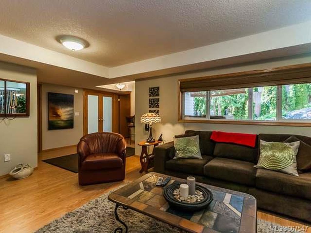 listing image 16046967819402246212