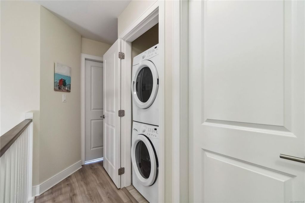 listing image 16040900741326415570