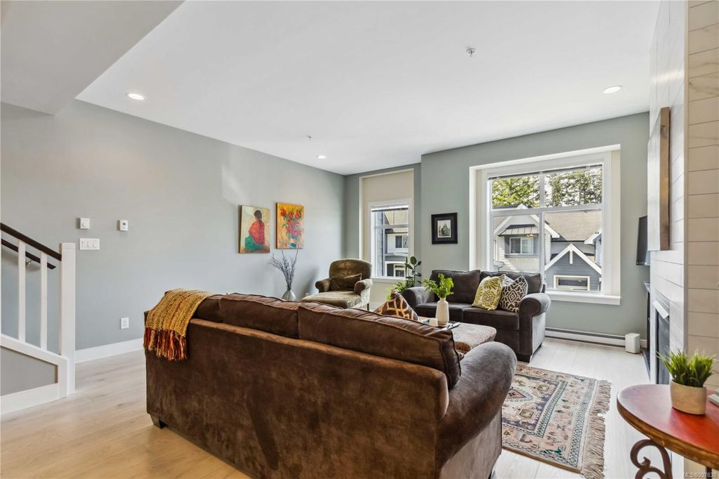 listing image 16049945874671960665