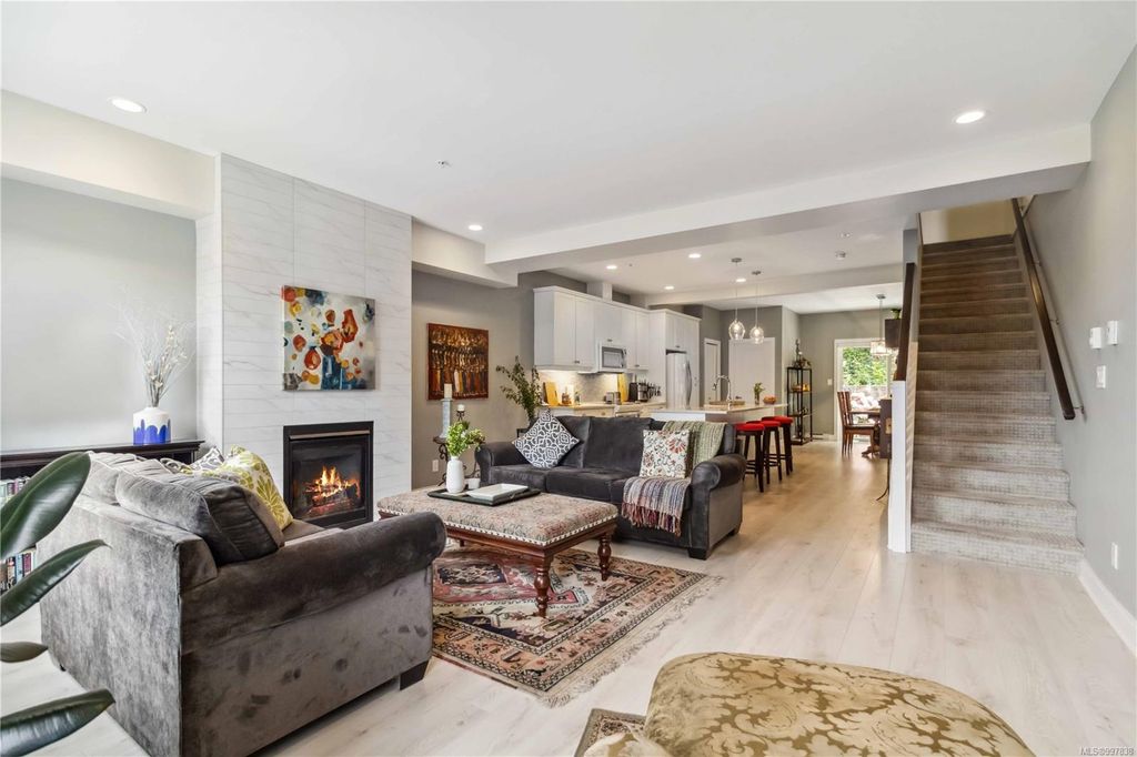 listing image 16042244650213580888