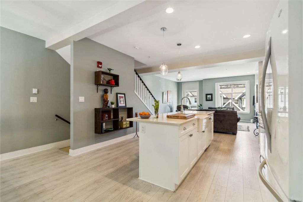 listing image 16042902669891895435
