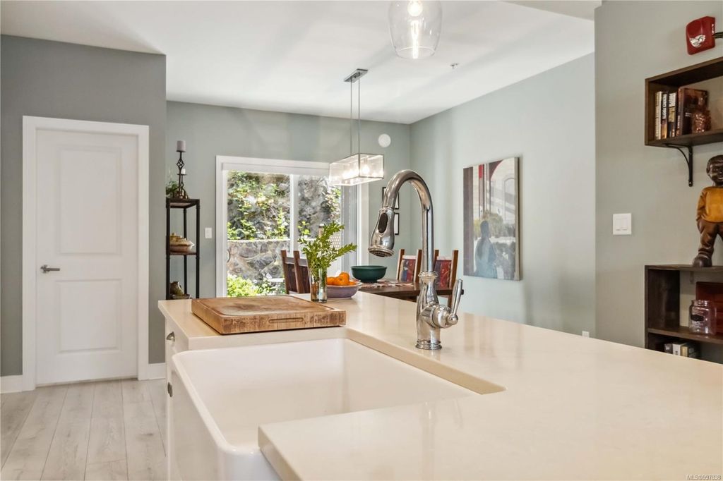 listing image 16043987644088819957