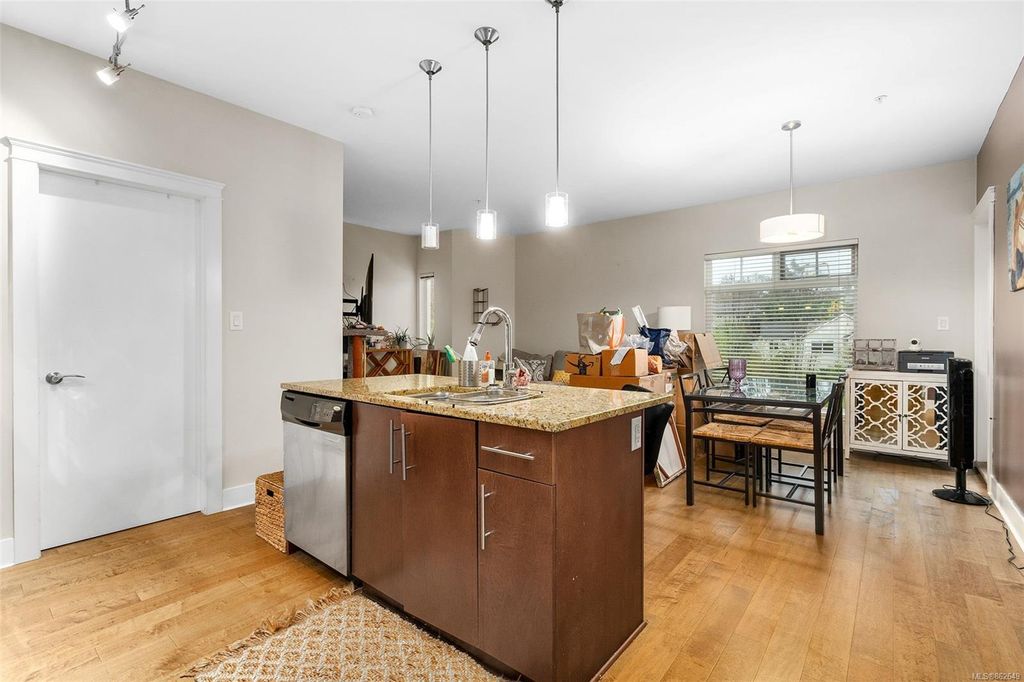 listing image 16045494524981418529