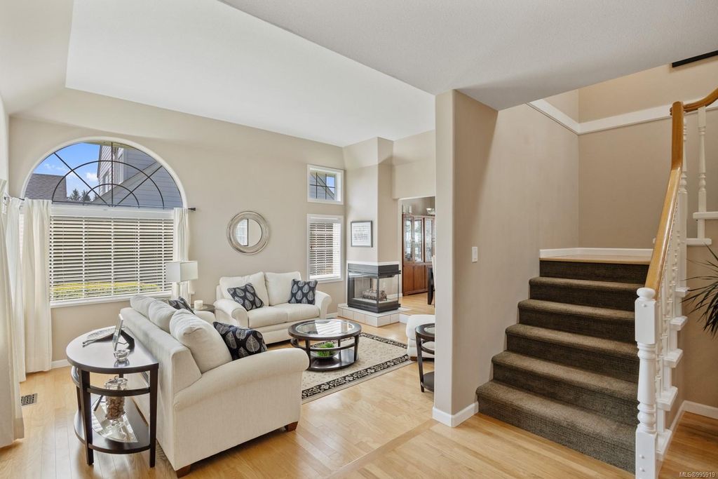 listing image 16048049699120398593
