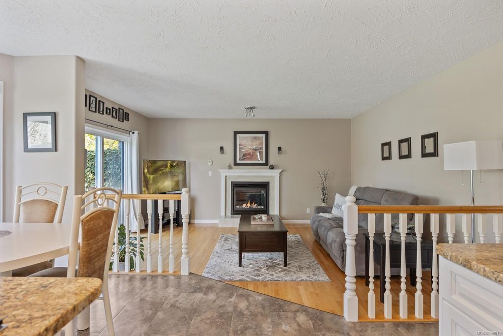 listing image 16046952448921092923