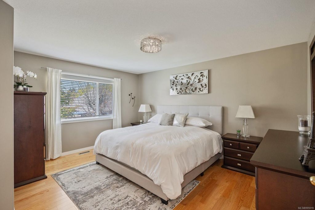 listing image 16048840232477974996