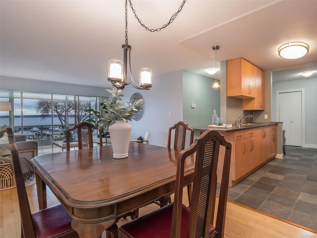 listing image 16047303831490146840