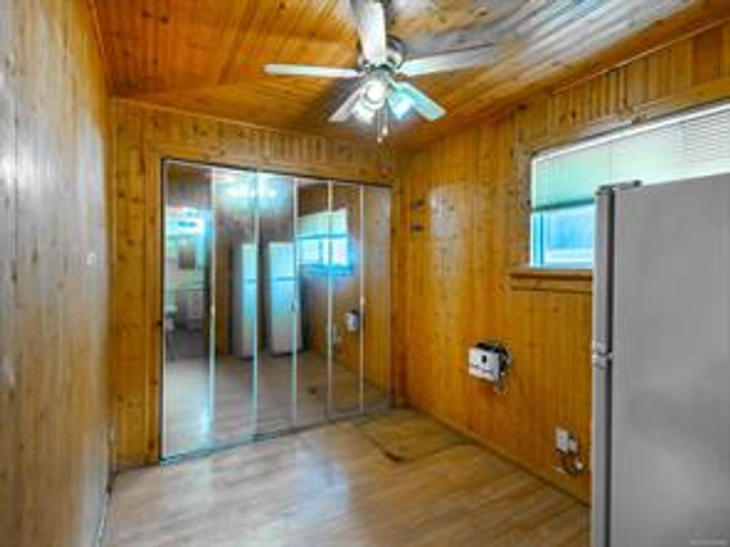 listing image 16046335617703853317