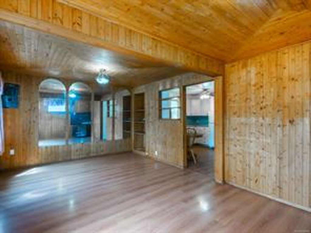 listing image 16043857702570588226