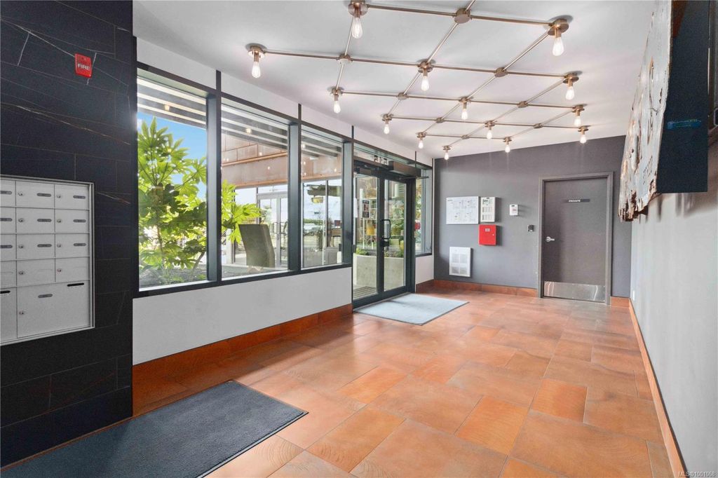 listing image 16047348568647594168