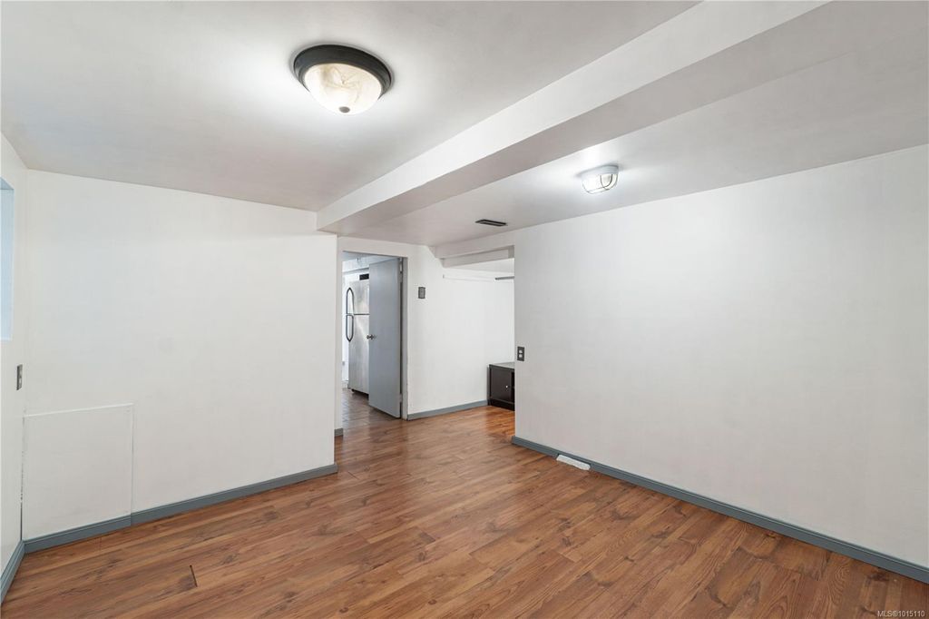 listing image 16046861953373457261