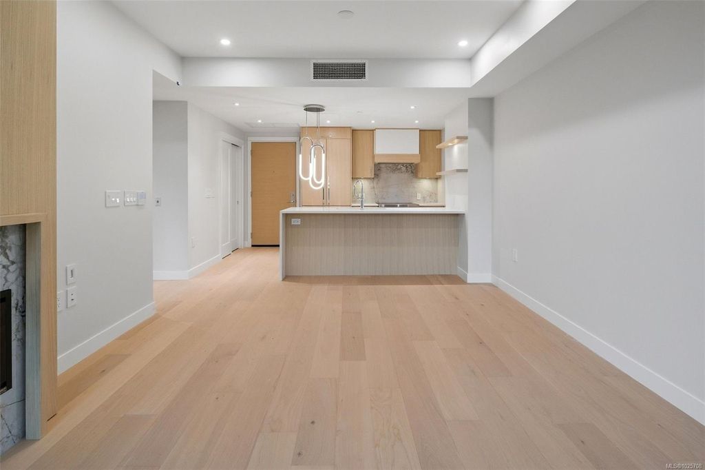 listing image 16049211669557206975