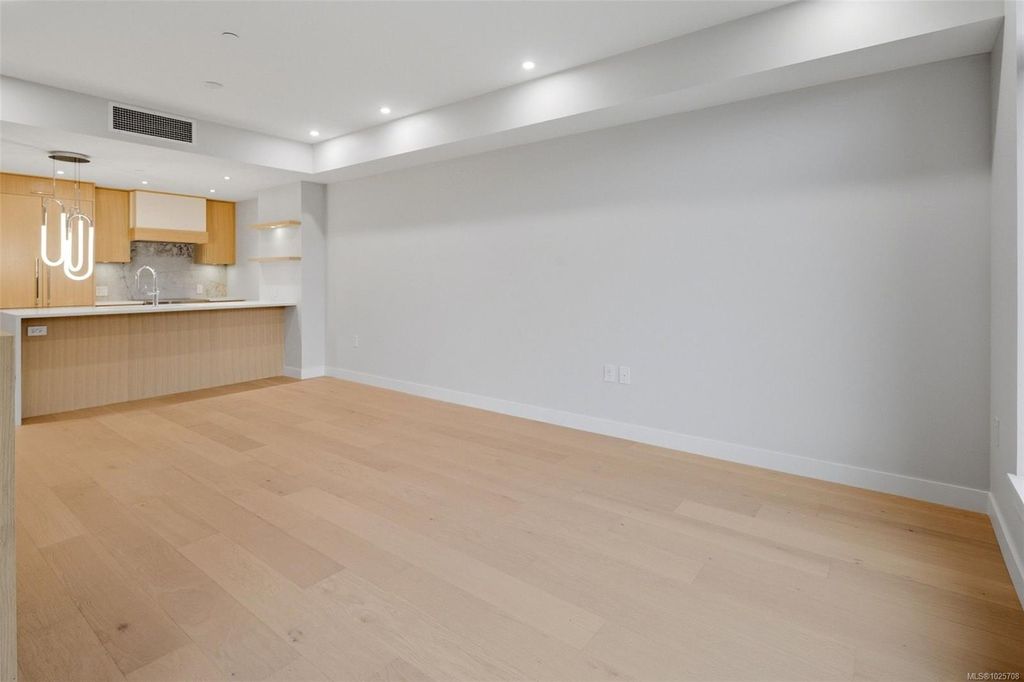 listing image 16049381108461753087