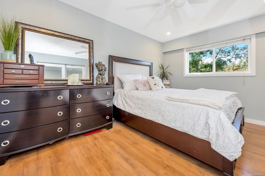 listing image 16044630604725832444