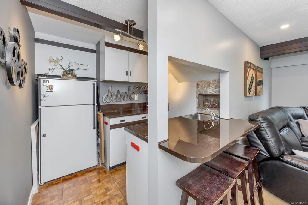 listing image 16041001984149128880