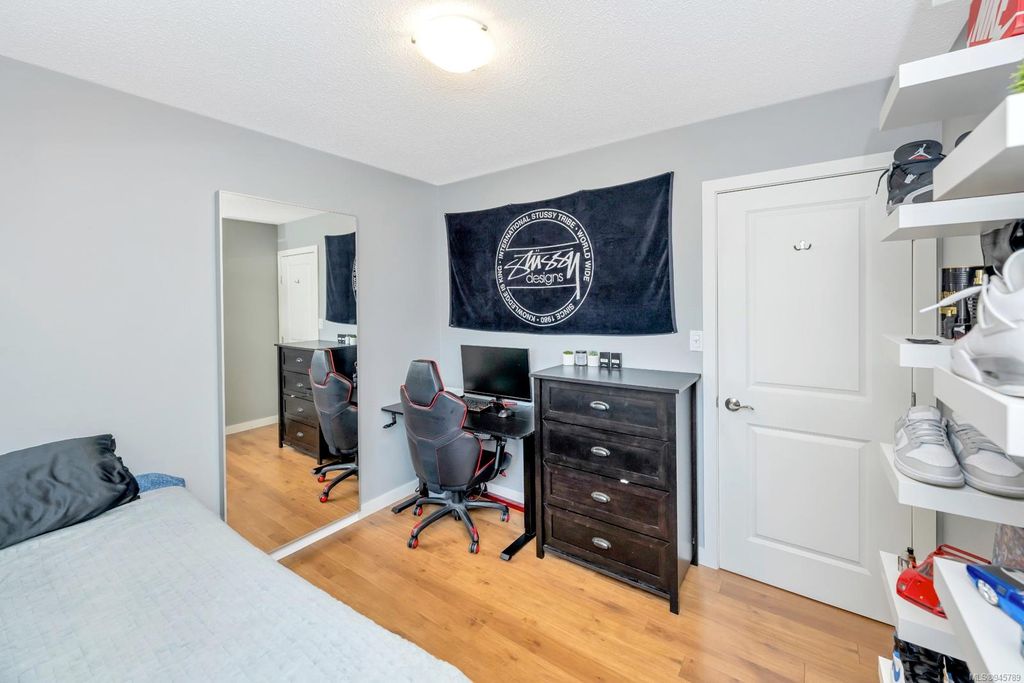 listing image 16041438299746074695