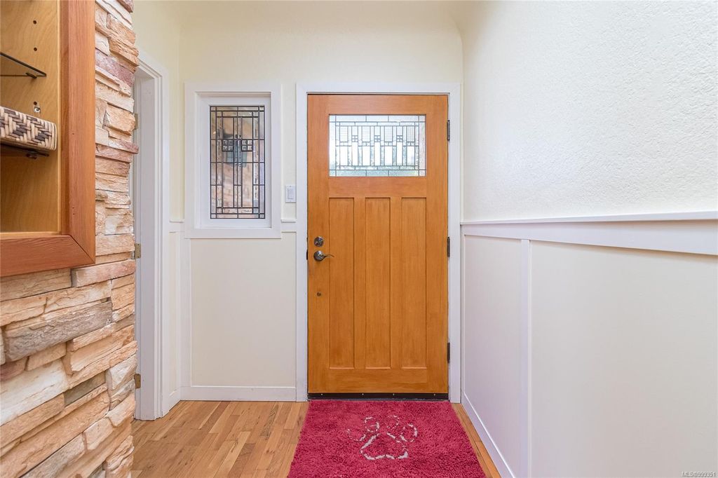 listing image 16041792981458197253