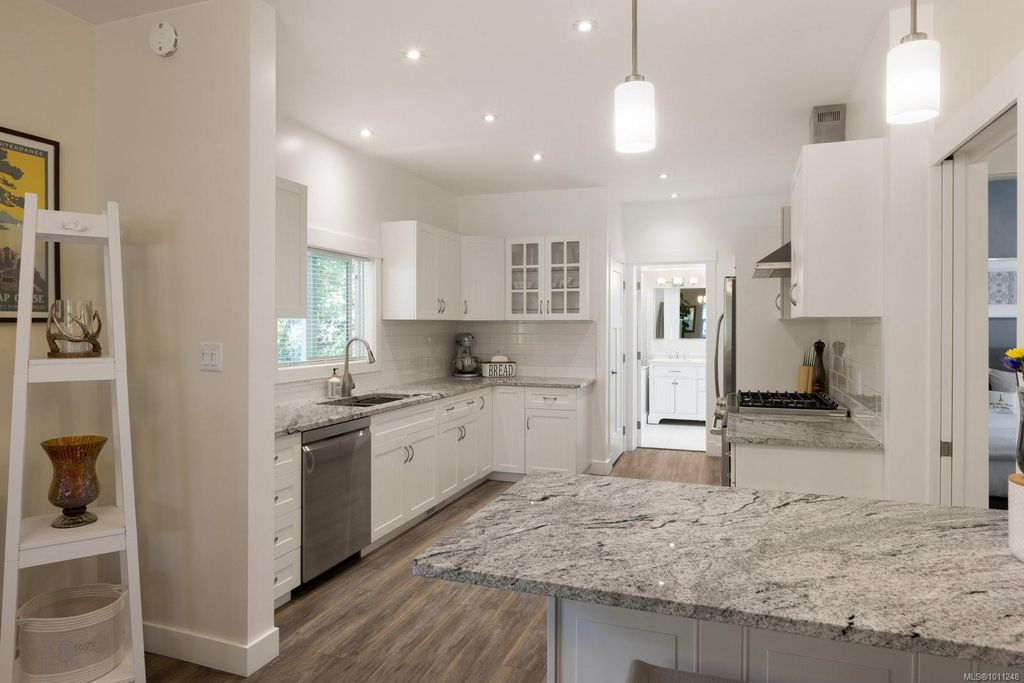 listing image 16048601214193670999