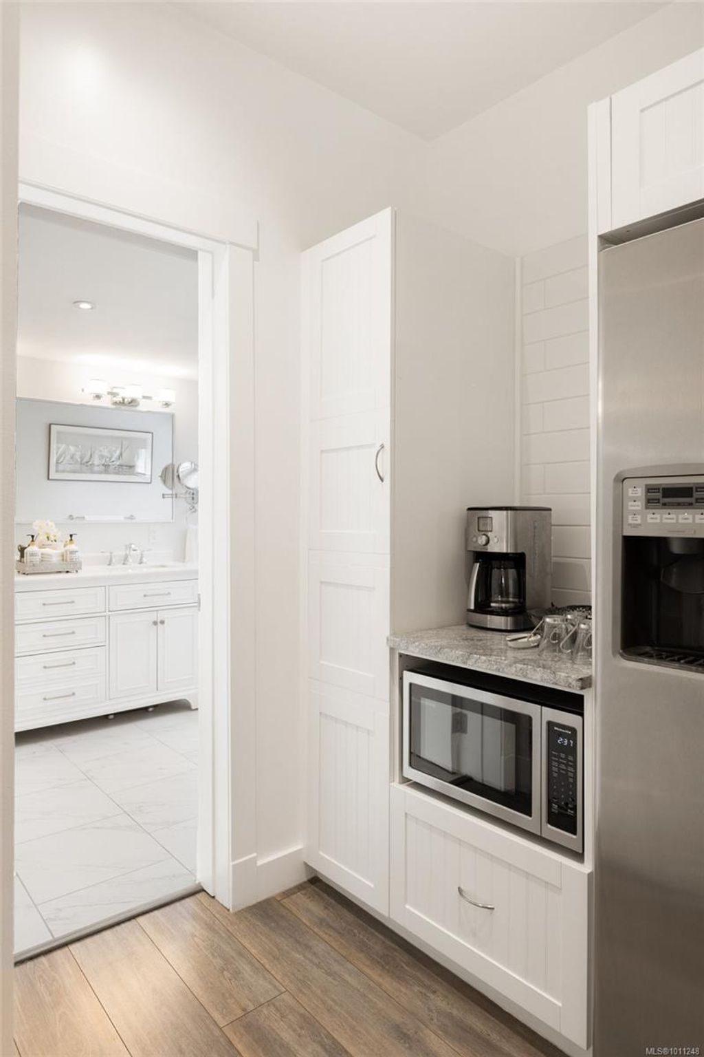 listing image 16048080086736008790