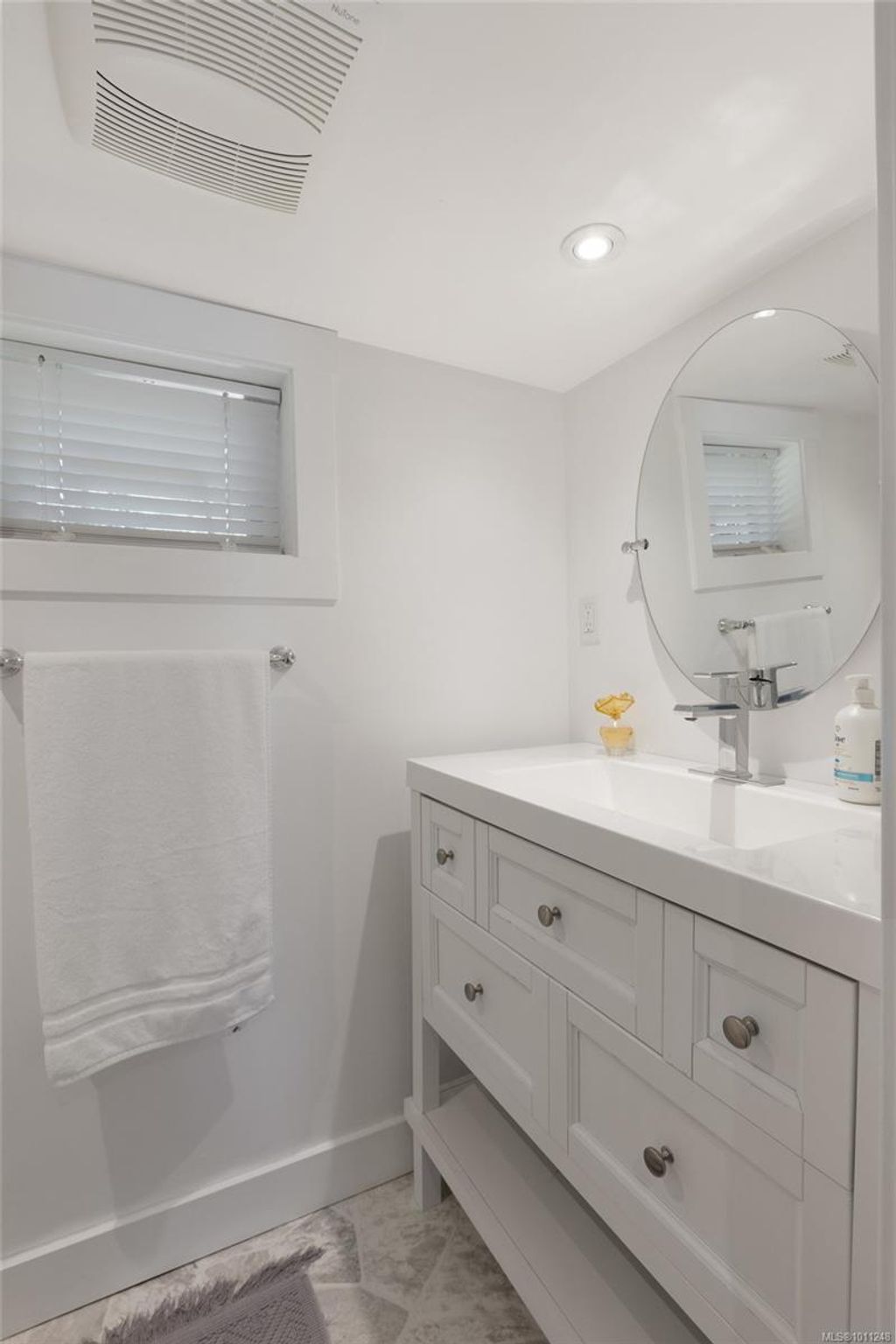 listing image 16043636765353278158