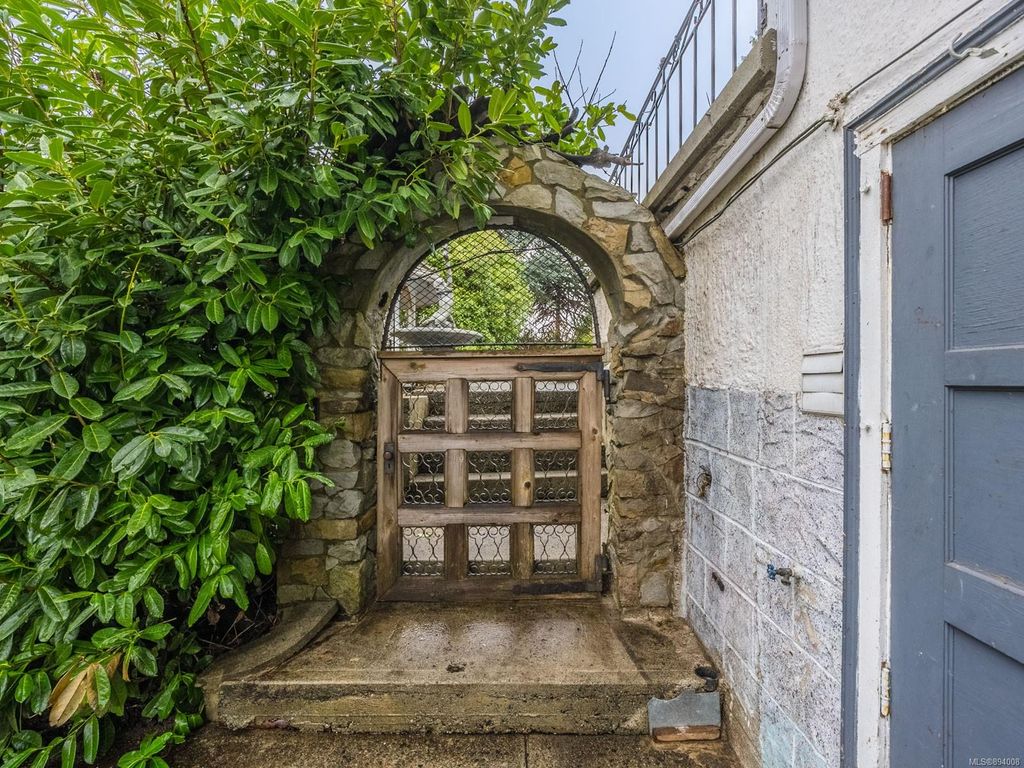 listing image 16042285529570